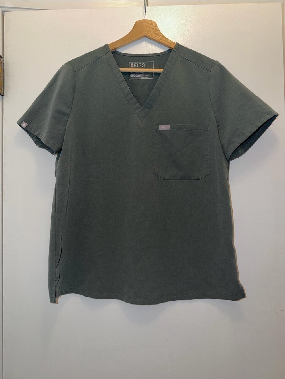 FIGS Scrub Top Women’s Medium Gray With Olive Undertones One Pocket Catarina